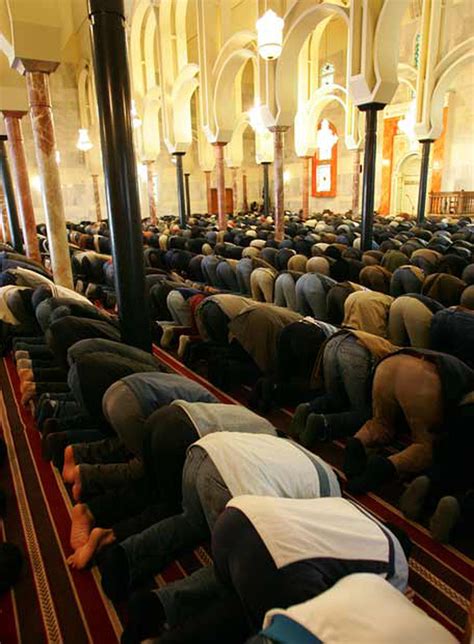 Musulmanes orando en la Mezquita de la M-30 | España | EL PAÍS