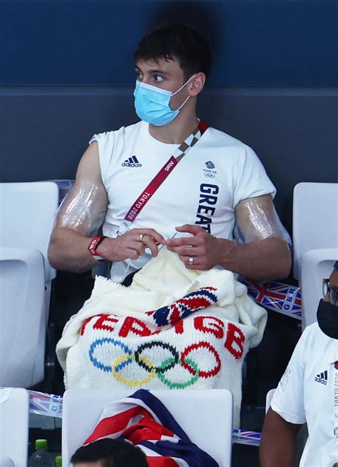 Tom Daley Seen Knitting in Stands at Tokyo Olympics | Photos | POPSUGAR Fitness Photo 2