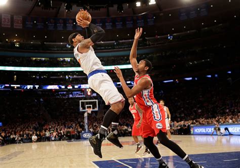 Carmelo Anthony Returns to Help Knicks Ward Off 76ers - The New York Times