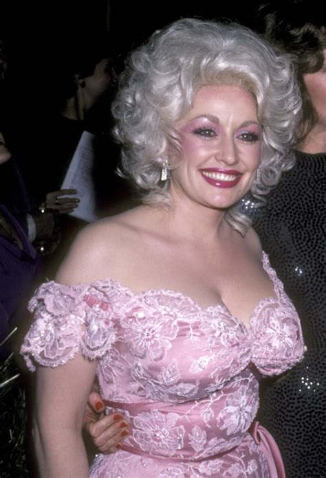 A Wigless Dolly Parton Revealed in New Book - TUC