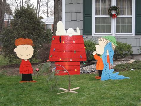 charlie brown christmas lawn decorations | Snoopy christmas decorations ...