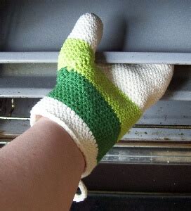 Crochet a Pair of Oven Mitts with this Free Pattern! - The Spinners Husband