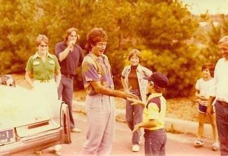 Nanu Nanu! Robin Williams greeting a young fan in 1978. | Robin williams, Robin, Williams