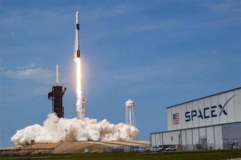 In A Historic Feat, Elon Musk's SpaceX Successfully Launches Two NASA ...