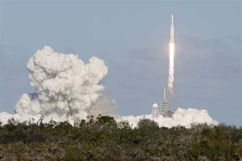 Falcon Heavy, in a Roar of Thunder, Carries SpaceX’s Ambition Into ...