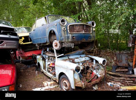 Old car breakers yard hi-res stock photography and images - Alamy