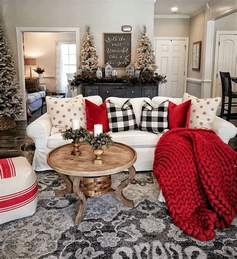 35 Lovely Christmas Living Room Decor Ideas - MAGZHOUSE