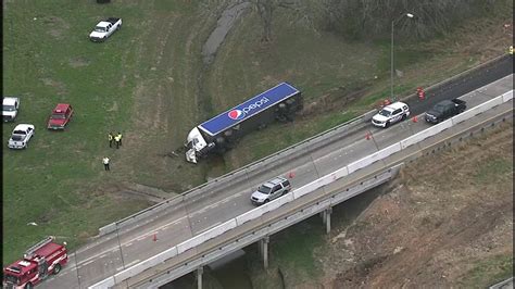 Pepsi truck crashes into Fort Bend County creek - ABC13 Houston