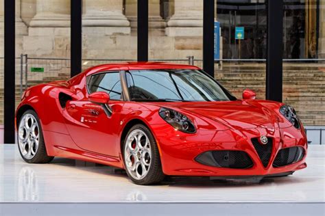 Alfa Romeo 4C, la nuova generazione arriva nel 2018