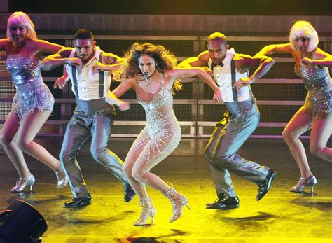 Jennifer Lopez Young Dancer : JLo puts on a very racy Super Bowl 2020 ...