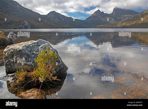 Dove Lake and Cradle Mountain Stock Photo - Alamy