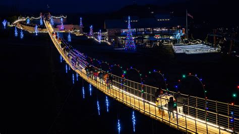 Gatlinburg: SkyBridge lights up for Christmas display