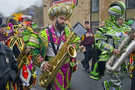 Eagles' Jason Kelce reprises his Mummers dazzle in Manayunk