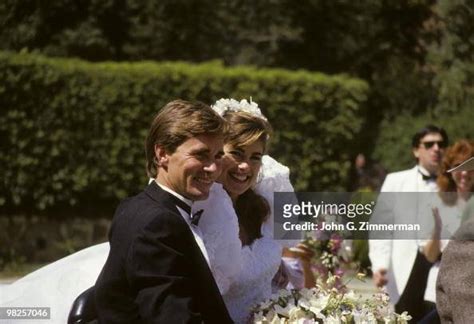 View of model Kathy Ireland and Dr. Greg Olsen during wedding... Nieuwsfoto's - Getty Images