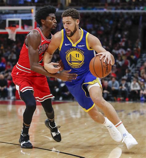 Klay Thompson sets NBA record with 14 three-pointers in rout of Bulls