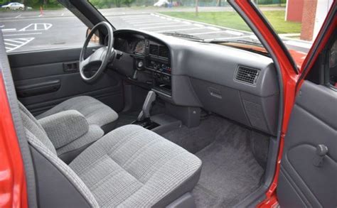 1990 Toyota Pickup 4×4 Interior | Toyota pickup 4x4, Toyota, Toyota 4