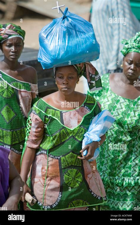 African women gambia traditional dress hi-res stock photography and images - Alamy