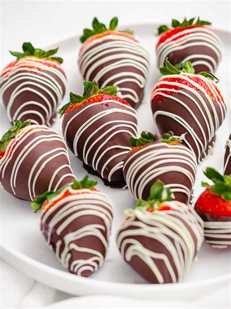 Easy Chocolate Covered Strawberries - Drive Me Hungry