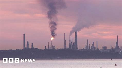 Fawley refinery strike over 'half pay' foreign workers - BBC News