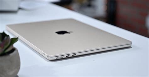 Apple Macbook Air 13 Inch 2024 M3 - Marga Salaidh