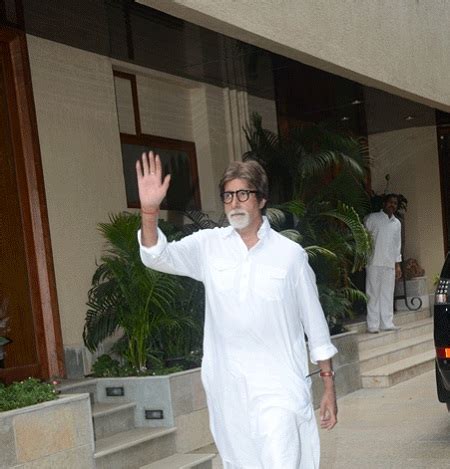 Amitabh Bachchan waving to his fans from inside his residence at Jalsa - Wonderful Mumbai