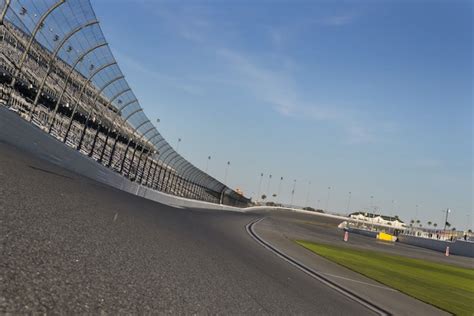 The 5 Fastest NASCAR Tracks (Top Speed Guide) - FLOW RACERS