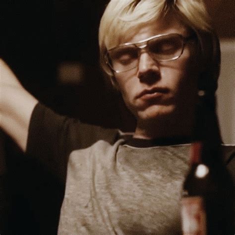 Evan Peters as Jeffrey Dahmer in Monster: The Jeffrey Dahmer Story ...