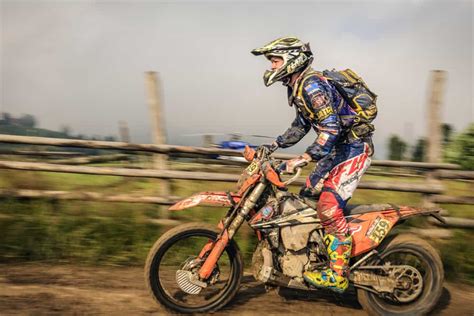 What are Enduro Dirt Bikes Exactly? A Simple Guide - Frontaer