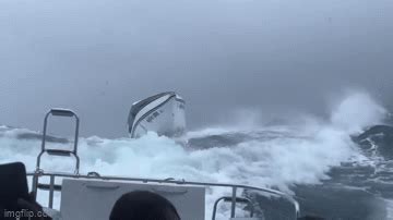 Clip: Du khách hoảng sợ khi tàu cố vượt qua sóng lớn trong cơn bão