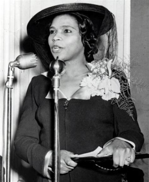 Marian Anderson biography. American opera singer (contralto)