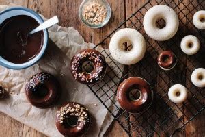 Baked Chocolate Glazed Doughnuts - 1mhowto.com