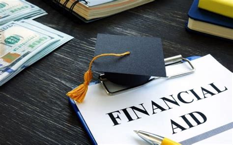 What Are The Differences Between Financial Aid And Scholarships?