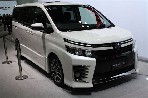 Toyota Voxy Mobil Pilihan Cocok Untuk Keluarga Anda