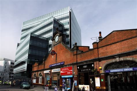 File:Hammersmith tube station (Hammersmith & City Line) in London, spring 2013 (1).JPG ...