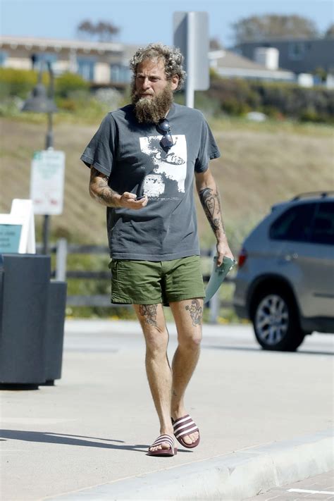 Jonah Hill looks unrecognizably slim in tiny shorts as he runs errands in Malibu - MEAWW