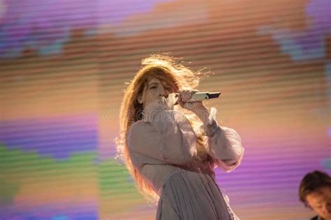 Florence and the Machine Live Concert Editorial Image - Image of female, happy: 155212755