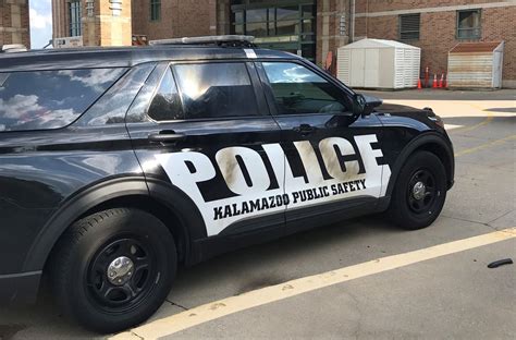 Man arrested after allegedly throwing Molotov cocktail on Kalamazoo ...