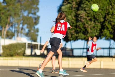 Image of School girls playing netball - Austockphoto