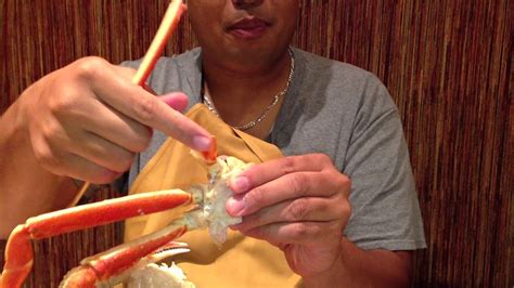 Eating crab legs without utensils! - YouTube