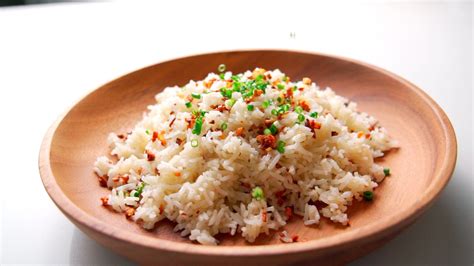 Filipino Garlic Fried Rice Recipe (Sinangag) with crispy garlic