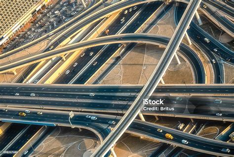 Pemandangan Udara Persimpangan Jalan Raya Dengan Lalu Lintas Di Dubai ...