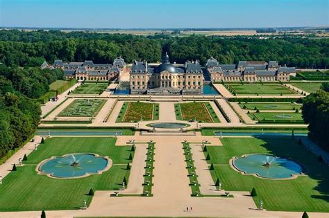 Chateau de Vaux-le-Vicomte Tour by Luxury Car from Paris 2023