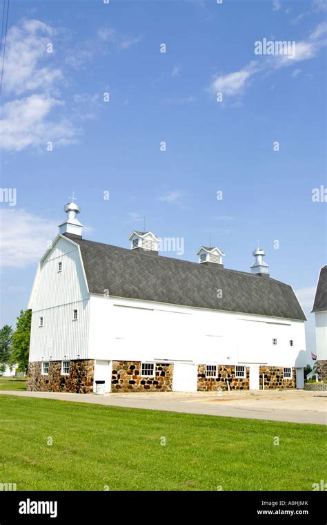 Traditional Pennsylvania White painted Dutch barn Stock Photo - Alamy