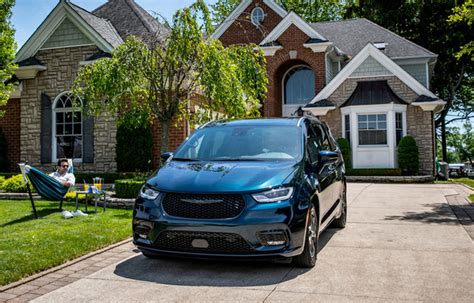 2023 Chrysler Pacifica Hybrid - What's New? | Country Hills Chrysler