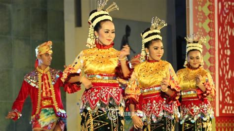 Tarian Tradisional Melayu Zapin / Tarian ini diyakini masuk ke wilayah pekan pada sekitar tahun ...