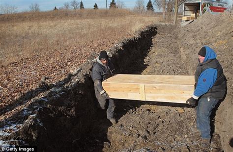 Third world America: Pics of paupers grave in Chicago | Daily Mail Online