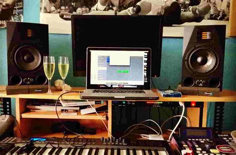 Home Recording Studio Setup for Beginners: 5 Essential Items to Own ...