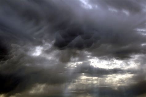 File:Mammatus clouds and crepuscular rays close up.JPG - Wikimedia Commons