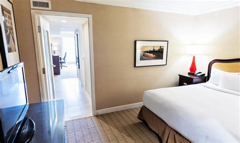 Rooms & Suites | Hilton Niagara Falls