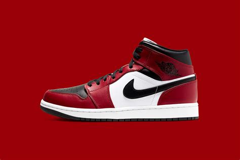 Swag Craze: First Look: Air Jordan 1 Mid - 'Chicago Black Toe'